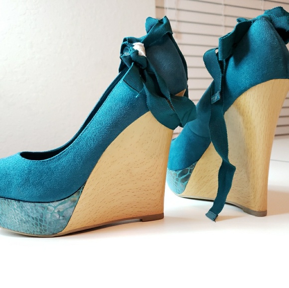 Jennifer Lopez teal peep-toe platform wedges - Picture 3 of 4